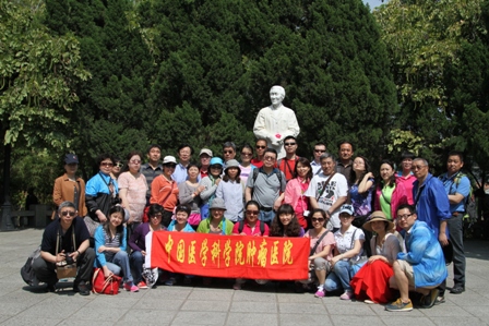 职工在厦门与林巧稚塑像合影